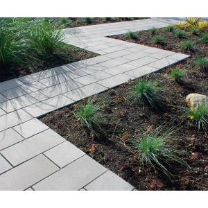 Фото дорожки из прямоугольной крупноформатной тротуарной плитки