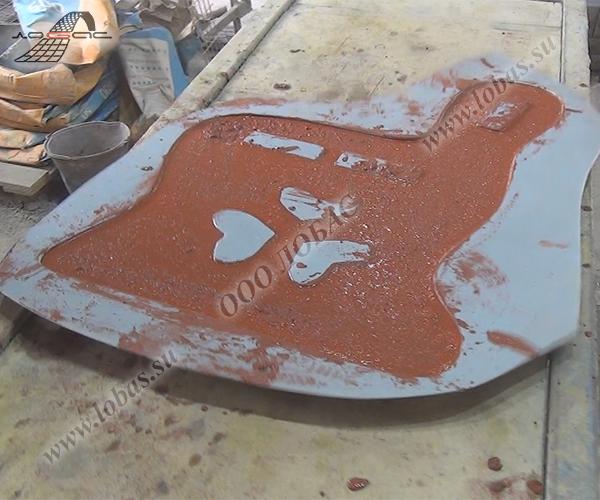 Заливка бетонным раствором форм для изготовления скамейки