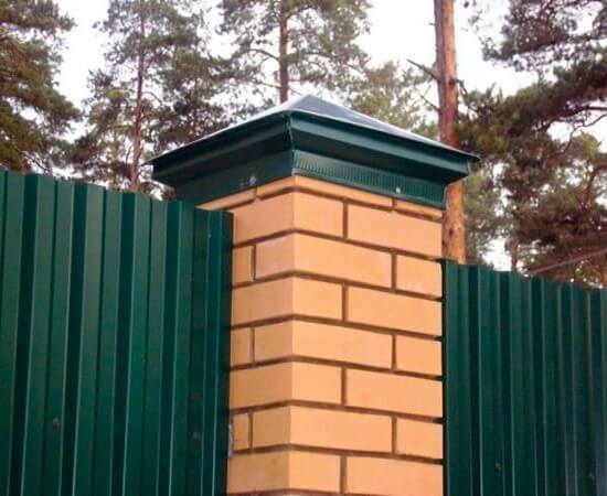 Колпак из металла на кирпичный столб забора