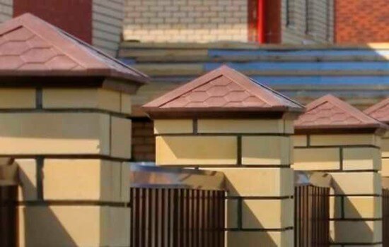 Колпак из полимерпластика на кирпичный столб забора