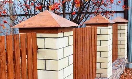 Колпак из древесины на кирпичный столб забора