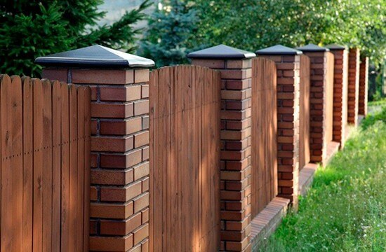 Крышки на столбах забора из керамики Крышки на столбах забора из керамики