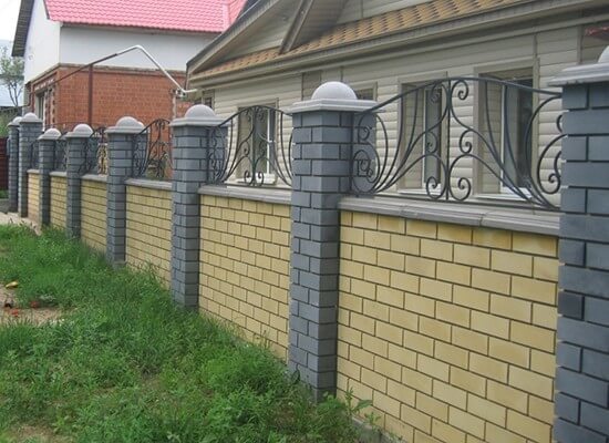 Крышки с полусферой на столбах забора из кирпича Крышки с полусферой на столбах забора из кирпича