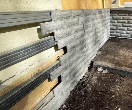 Облицовка цоколя здания бетонной сайдинговой панелью-вилкой &laquo;Ростовский камень&raquo;.
