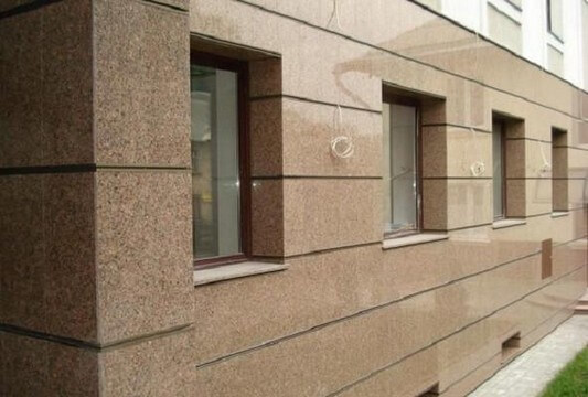 Отделка цоколя и первого этажа здания керамогранитной плиткой