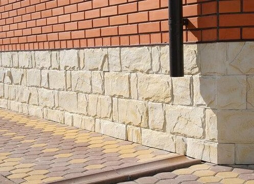 Отделка цоколя бетонным сайдингом под камень