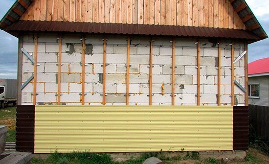 Обшивка газобетонных стен профнастилом на деревянную обрешётку 
