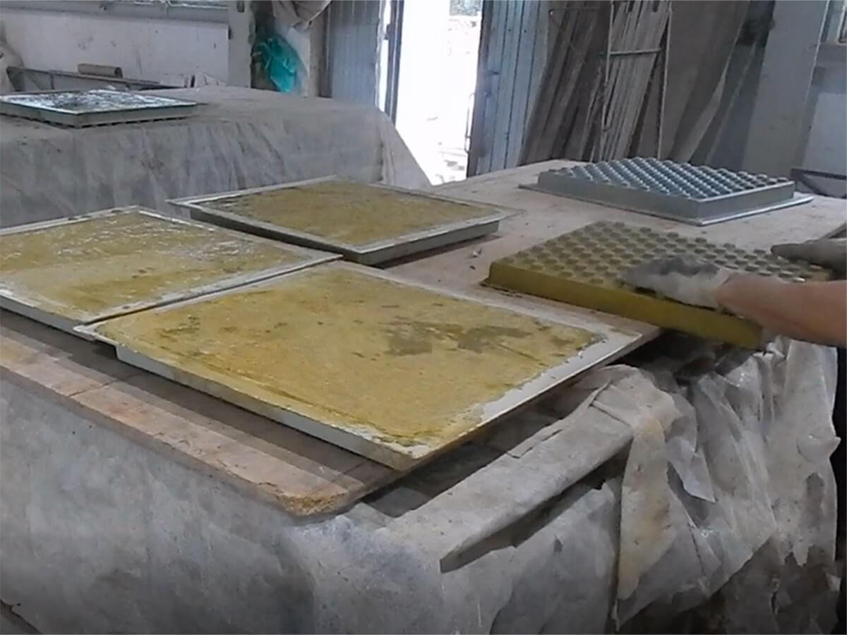 Расформовка тактильной плитки с квадратными рифами на производстве завода ЛОБАС
