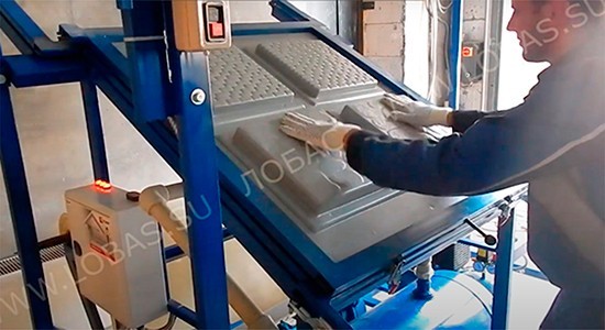 Откачивание воздуха из формовочной камеры на производстве ЛОБАС