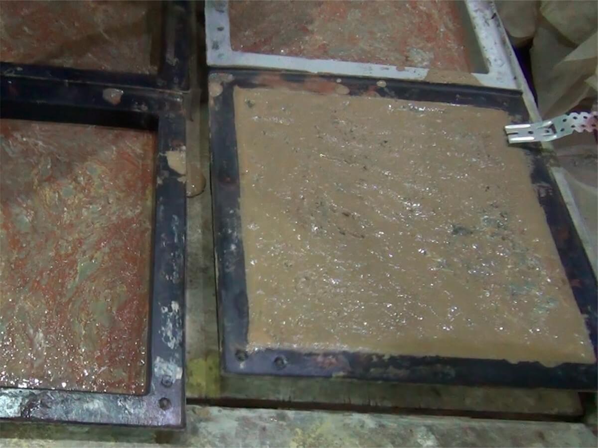 Уплотнение бетонного раствора на вибростоле на заводе ЛОБАС
