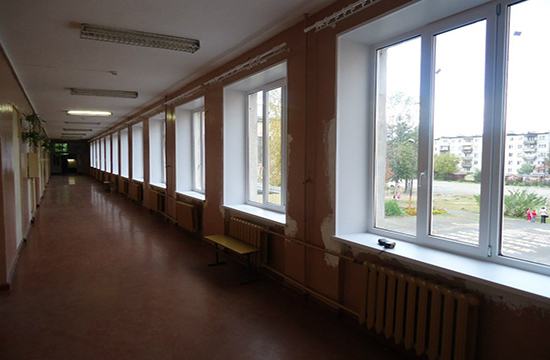 Пластиковые подоконники в школе
