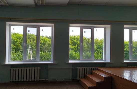 Подоконные плиты в среднем образовательном учреждении