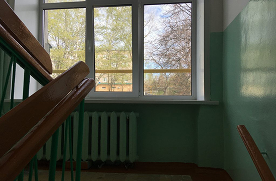 Бетонная подоконная плита на лестничной клетке