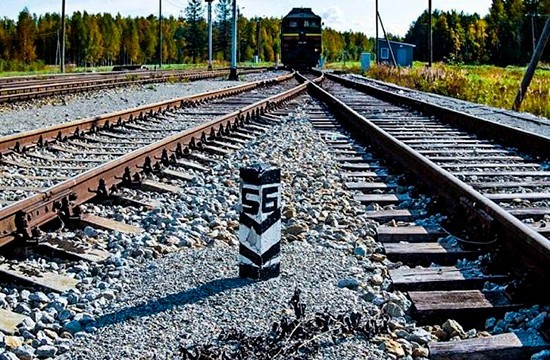 Бетонный предельный столбик на железной дороге