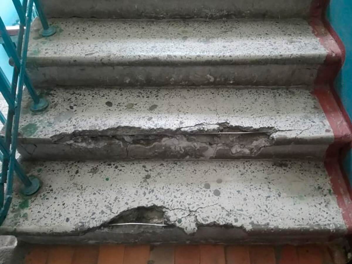 Бетонная лестница в подъезде Бетонная лестница в подъезде