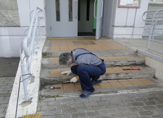 Восстановление бетонного крыльца, покрытого керамической плиткой Восстановление бетонного крыльца, покрытого керамической плиткой