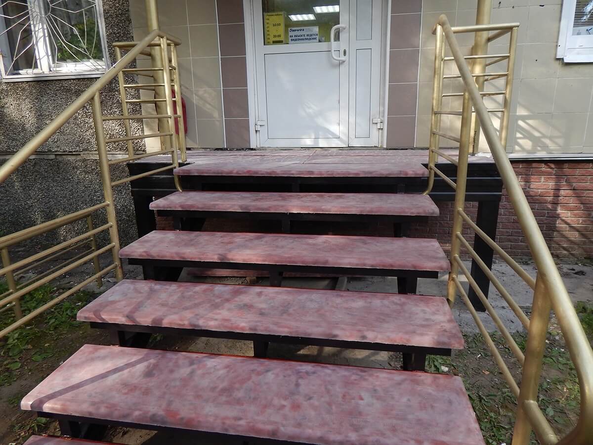 Бетонные ступени входной группы на металлическом каркасе Бетонные ступени входной группы на металлическом каркасе