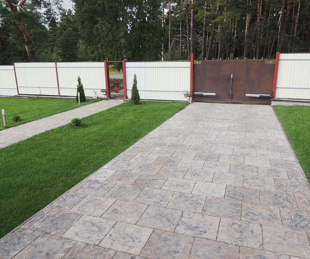 Крупноформатная тротуарная плитка, уложенная во дворе частного дома