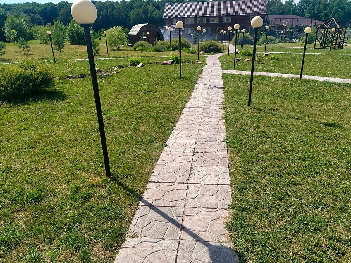 Мощение садовой дорожки тротуарной плиткой из бетона